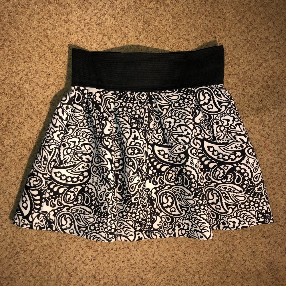 Black and white paisley patterned skirt🖤😊